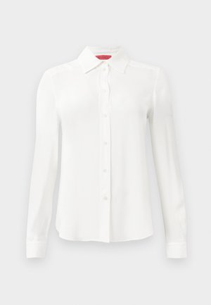 Hvit langermet skjorte laget av glatt stoff, med klassisk krage, knappefront og mansjetterte ermer. Minimalistisk design uten mønstre.