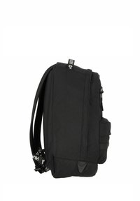 Mochila negra con forma rectangular, material de nailon suave, correas ajustables y un bolsillo lateral con un acento triangular.