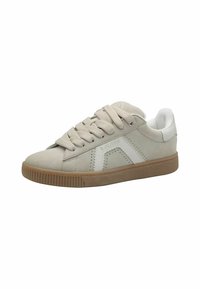 Beige Sportschuh mit Wildleder-Oberfläche, weißen Akzenten, runder Zehenpartie und beigem Gummisohle. Mit flachen Schnürsenkeln und Logodetail an der Seite.