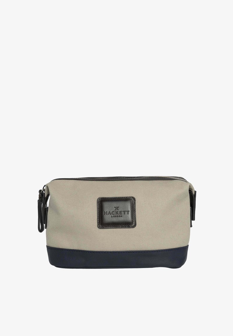 Rektangulär necessär i ljusgrått tyg med en mörkblå botten. Har en texturerad läderetikett med präglad text "HACKETT LONDON". Dragkedjestängning.