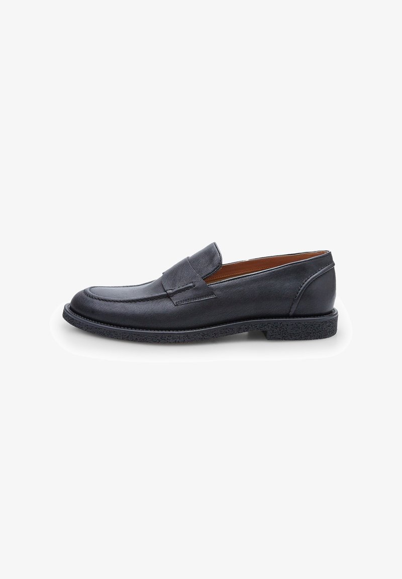 Musthave nahkajalats musta värvi, ümarate varvastega, tekstureeritud pealispinnaga, liigeste detailidega ja madala mustriga kummitaldiga. Lihtne ja stiilne disain.