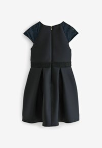 Schwarzes Kleid mit kurzen Ärmeln, strukturiertem Oberteil und plissiertem Rock. Verfügt über einen Reißverschluss auf der Rückseite und einen dekorativen Taillenbund.