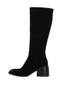 Zwarte suede laars tot de knie met ronde neus en stevige hak van gemiddelde hoogte, profielweergave op witte achtergrond.