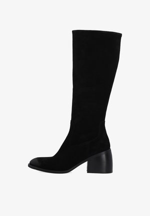 Czarne zamszowe kozaki do kolan z okrągłym noskiem i masywnym, średnio wysokim obcasem, widok z profilu na białym tle.