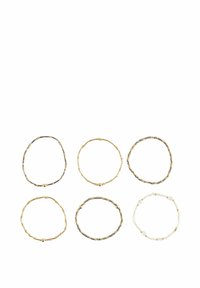 Set aus sechs Armbändern mit goldenen, schwarzen und wei�ßen Perlen. Verschiedene Muster mit runden und zylindrischen Formen, glatten Texturen.