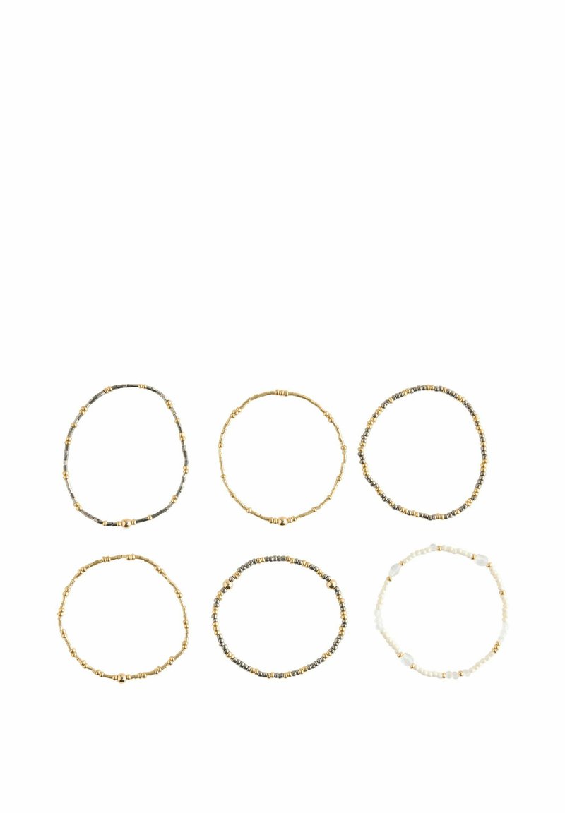 Set aus sechs Armbändern mit goldenen, schwarzen und weißen Perlen. Verschiedene Muster mit runden und zylindrischen Formen, glatten Texturen.