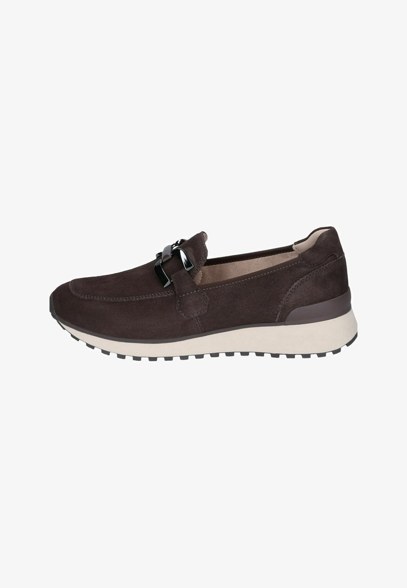 Mocassin en daim brun foncé avec un détail de boucle noire et une semelle en caoutchouc blanche à fond cranté, présenté de profil sur fond blanc.