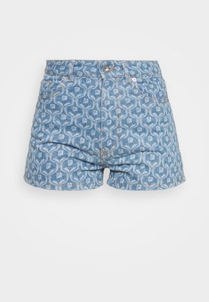 Shorts en denim avec un motif léger bleu, présentant une taille haute, des poches avant et une fermeture à bouton argenté. Texture délavée.