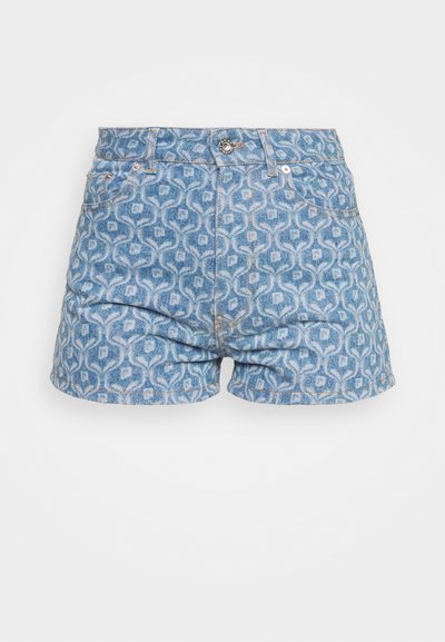 Džinsu šorti ar gaiši zilu rakstainu dizainu, ar augstu jostasvietu, priekšējām kabatām un sudraba pogas aizdari. Gaiša mazgāšanas tekstūra.