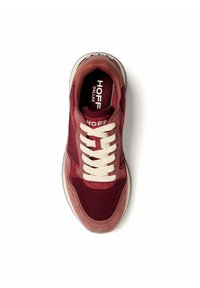 Zapatillas de hombre en color burdeos y rosa con cordones blancos, paneles de ante y tela, y "HOFF DALLAS" impreso en la plantilla y la lengüeta.
