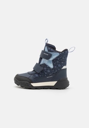Bottes pour enfants bleu marine avec un motif d'étoile, dotées de deux bandes velcro, de semelles en caoutchouc et d'une tige texturée avec des motifs d'étoiles.
