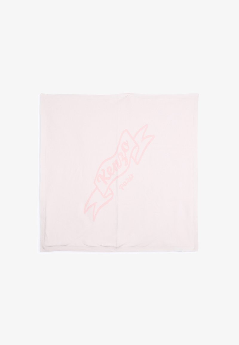 Écharpe en tissu extensible rose clair avec un design de logo "Kenzo Paris" légèrement plus foncé au centre. Texture douce, forme rectangulaire.