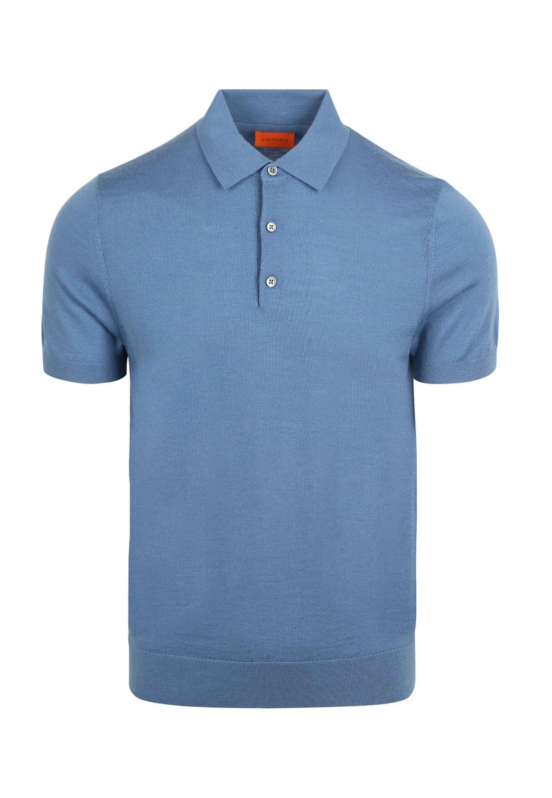 Lichtblauw poloshirt met korte mouwen in een zachte, gestructureerde stof. Heeft een klassieke kraag, een neplopen met drie knopen en een geribbelde zoom.