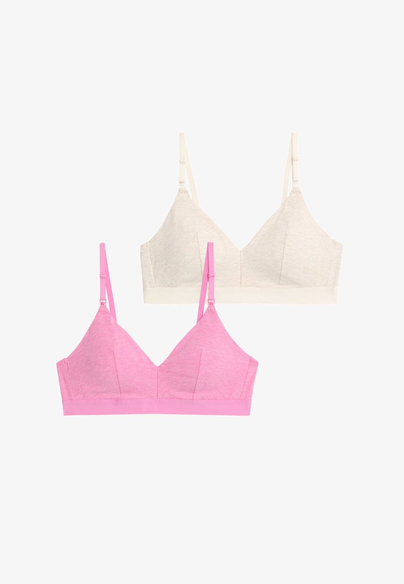 Twee zachte bralettes: één in lichtbeige met verstelbare bandjes, de andere in felroze, beide met een driehoekig ontwerp en gestikte details.