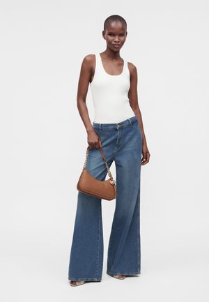 MICHAEL Michael Kors, NOLITA MD CHAIN POUCHETTE - Geantă de mână - luggage