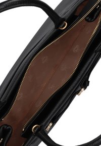 Zwarte leren handtas met dubbele handvatten aan de bovenkant. De binnenkant heeft een soepele bruine voering en gouden ritsdetails.