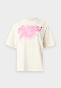 Κρεμ βαμβακερό μπλουζάκι με ροζ γραφικό σχέδιο και στυλιζαρισμένο κείμενο. Μικρές μανίκες και χαλαρή εφαρμογή. Ελαφρά μινιμαλιστική εμφάνιση.