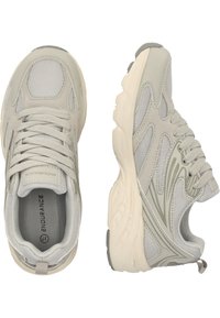 Helle graue Sportschuhe aus Mesh- und Wildledermaterialien, runde Form, strukturierte Akzente und eine gepolsterte Sohle für Komfort.