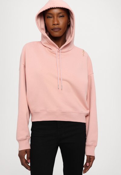 Sweatshirt rosa cropped com capuz ajustável, bainha canelada e mangas compridas. Apresenta uma marcação subtil no ombro. Textura suave.