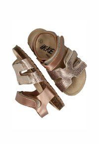 Roze gouden sandalen met gestructureerde banden, met een combinatie van glanzende en matte afwerkingen. Lichtgewicht zool en verstelbare klittenbandsluitingen.