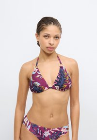 Σετ μπικίνι με μοτίβο μωβ λουλουδιών, τριγωνικό τοπ με χρυσές λεπτομέρειες και αντίστοιχο κατώτερο με καμπυλωτές άκρες.