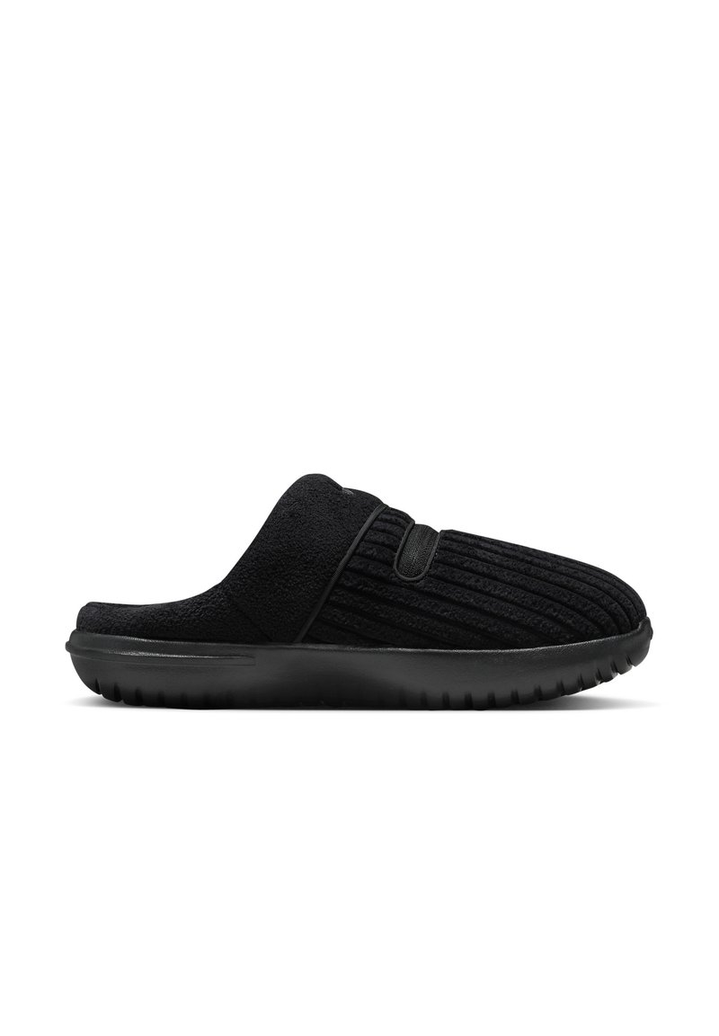 Zapatillas de casa negras de tipo slip-on con textura acanalada, parte superior de tela, forro suave y suela de goma duradera. Diseño minimalista con una sola tira.