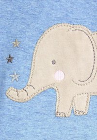 Světlomodrá látka sešitá s béžovým slonem s růžovou tvářičkou a malými hvězdami v šedé a béžové barvě kolem něj.