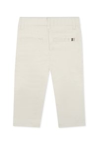 Pantaloni in cotone beige con una texture liscia, design a gamba dritta, due tasche posteriori e un piccolo accento a righe sulla tasca destra.