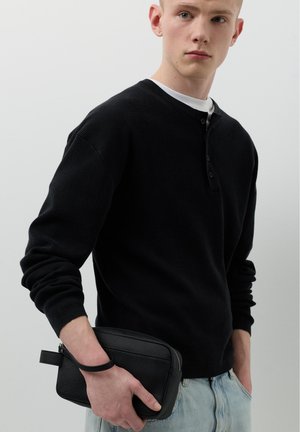 PULL&BEAR WITH HANDLE - Kosmetiktasche - black