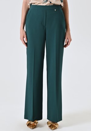 Pantaloni a gamba larga in tonalità teal realizzati in tessuto morbido con una vita piatta e un sottile accento metallico sul davanti.