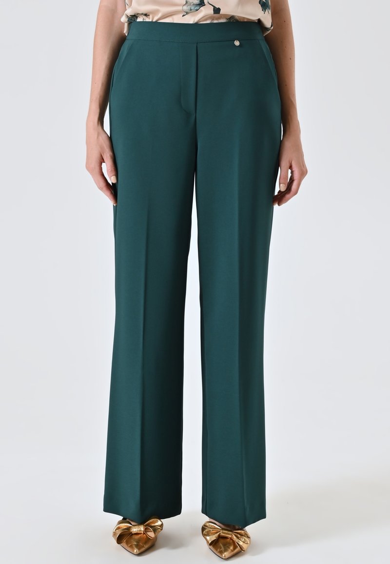 Teal wijde broek gemaakt van een soepel stof met een vlakke tailleband en een subtiele metallic accent aan de voorkant.