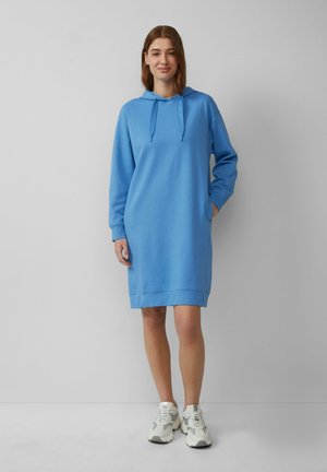 Hellblauses Hoodie-Kleid aus weichem Stoff, mit einer Vordertasche, langen Ärmeln und einem lockeren Schnitt, der über dem Knie endet.