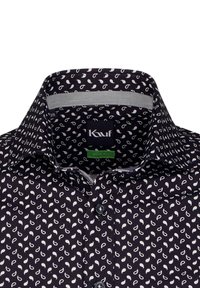 Camicia a righe navy con piccoli motivi paisley bianchi. Presenta un colletto standard, chiusura con bottoni e un colletto interno a contrasto texture.