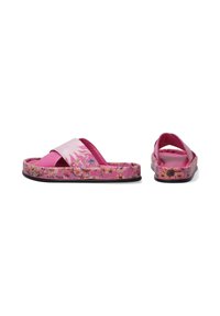 Roze bloemen slide sandalen met een ontwerp met dubbele bandjes. Voorzien van een textuur bloemmotief op de zool en een gladde bovenkant met een glanzende afwerking.