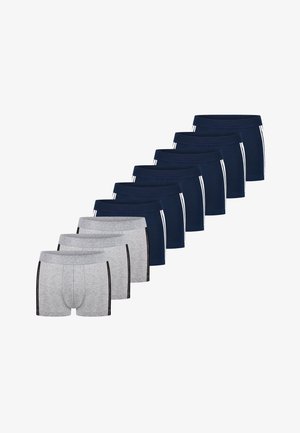 Zeven paar herenboxershorts in grijs met zwarte strepen en marineblauw met witte strepen, gerangschikt in een diagonale rij.