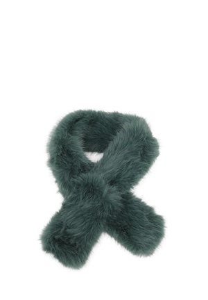 Sciarpa in pelliccia finta verde scuro piegata con un'estremità infilata nell'altra, che mostra la morbidezza della texture su uno sfondo bianco.