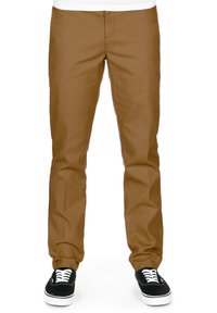 Pantaloni chino marroni con un design slim fit, in cotone e dallo stile minimalista. Abbinati a sneakers nere con lacci bianchi.