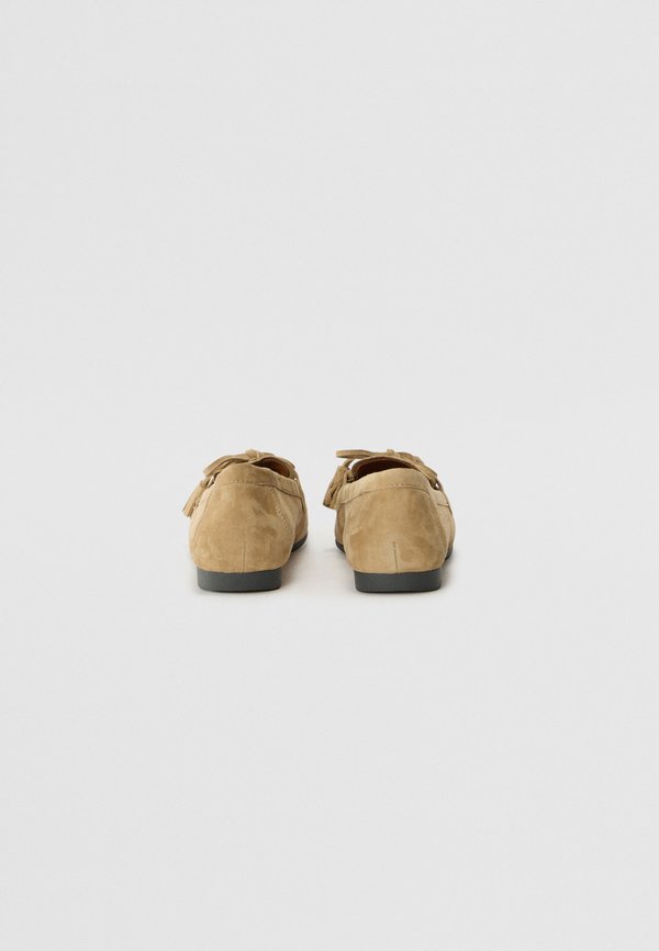 HILLARY - Boat shoes - nougat3