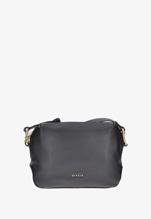 Borsa a tracolla in pelle nera con texture a granuli, dettagli in metallo dorato, forma piatta e tracolla regolabile. Presenta il nome del marchio "BIASIA."