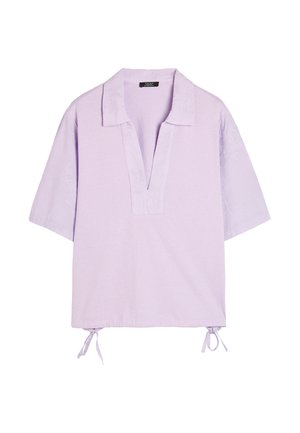 Lawendowa bluzka z krótkim rękawem o luźnym kroju, z dekoltem w kształcie litery V i ściągaczem u dołu. Posiada subtelną florystyczną teksturę na ramionach.