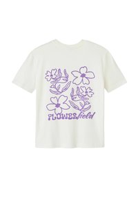T-shirt en coton blanc avec un design graphique floral violet comprenant des feuilles et le texte "FLOWERfield". Manches courtes et coupe classique.
