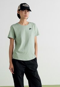 Nike Sportswear CLUB TEE - Základné tričko - jade horizon