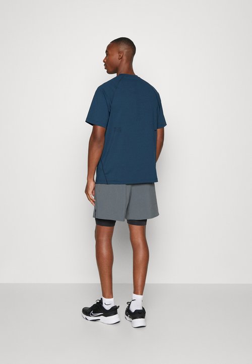Nike M NK DF UNLIMITED WVN 7IN 2IN1 - 2-in-1 shorts - smoke grey/dark smoke grey/black — photo 4