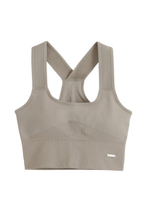 Lys taupe sports-bh med brede skulderstropper og ribbet bånd, med racerback-design og lille metal mærke foran.