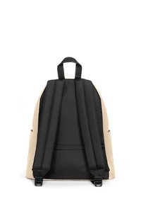 Zwart-beige rugzak met verstelbare riemen, gevoerde achterkant en zijvakken. Gemaakt van duurzaam stof met een gladde textuur.