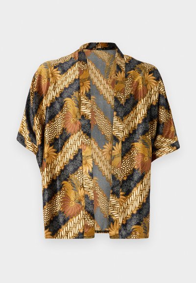 Kimono-lignende skjorte i sort og guld med et blomster- og geometrisk mønster, har korte ærmer og en åben frontdesign. Glat stofstruktur.