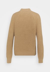 Maglione lavorato a maglia beige con colletto alto, texture a coste e maniche lunghe. Presenta spalle raglan e un orlo inferiore aderente.