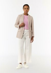 comma casual identity  WEITEM  biały