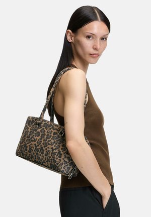Borsa a tracolla in fantasia leopardata realizzata in tessuto, con manici doppi, forma strutturata e dettagli in metallo.