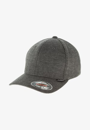 Pilkas žuvų kaulo rašto kepurė su kreipta vizere, elastine konstrukcija ir juodais akcentais. Ant priekinės pusės yra ženklinta etikete, o medžiaga turi tekstūrą.